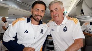 Davide y Carlo Ancelotti, en el avión del Real Madrid rumbo a Estados Unidos. (Real Madrid)