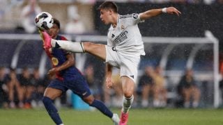 Arda Güler controla un balón en el Clásico ante el Barcelona. (Real Madrid)