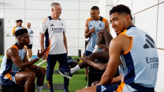 Mbappé, junto a Ancelotti, Bellingham, Tchouaméni y Mendy en su primer entrenamiento con el Real Madrid. (Realmadrid.com)