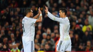 Cristiano Ronaldo y Pepe chocan las manos con el Real Madrid. (Getty)