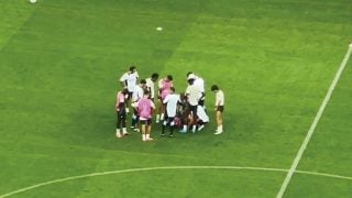 Camavinga, en el suelo durante el entrenamiento del Real Madrid.