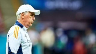 Carlo Ancelotti durante el entrenamiento en Varsovia. (Getty)