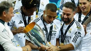 Mbappé junto a Carvajal con la Supercopa de Europa. (EFE)