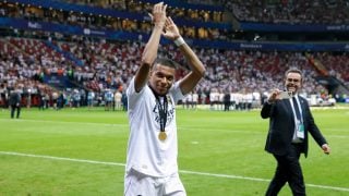 Mbappé tras ganar su primer título con el Real Madrid. (EFE)