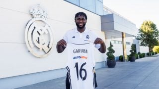 Usman Garuba posa como nuevo jugador del Real Madrid. (realmadrid.com)