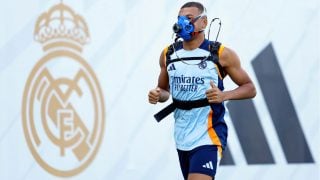 Kylian Mbappé con la máscara de oxígeno en el entrenamiento del Real Madrid este miércoles.