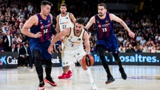 Facundo Campazzo controla el balón durante un Clásico, defendido por Willy Hernangómez y Satoransky. (Europa Press)