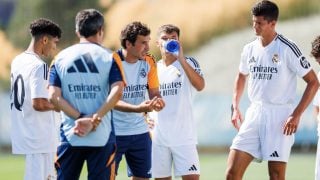 Raúl da órdenes a sus jugadores. (Realmadrid.com)