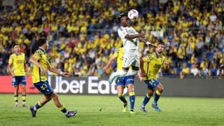 Vinicius remata de cabeza. (Getty)