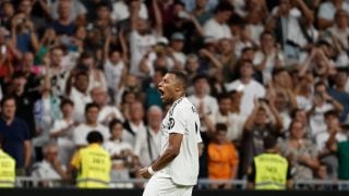 Mbappé celebró los goles con el Santiago Bernabéu. (EFE)