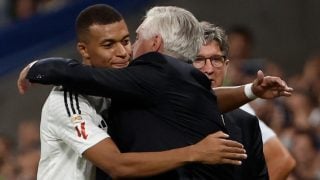 Ancelotti abraza a Mbappé. (EFE)