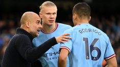 Guardiola dialoga con Haaland y Rodri Hernández en un partido del City. (Getty)