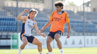 Vallejo y Modric en el entrenamiento de este martes. (Real Madrid)