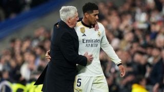 Carlo Ancelotti charla con Jude Bellingham tras cambiarle durante un partido. (Getty)