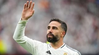 Dani Carvajal saluda a la afición durante un partido con el Real Madrid. (Getty)