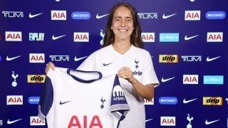 Maite Oroz, posando con la camiseta del Tottenham. (Tottenhamhotspur.com)