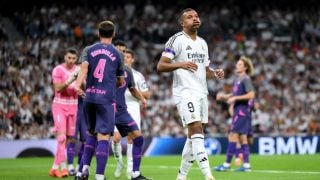 Mbappé con el brazalete morado. (Getty)