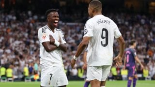 Vinicius con Mbappé celebrando un gol. (Getty)