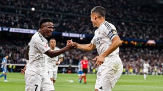 Lucas Vázquez celebra su gol con Vinicius Junior.