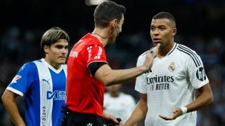 Mbappé conversa con Muñiz Ruiz. (EFE)