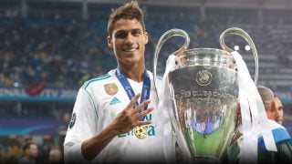 Raphael Varane posa con la última Champions que ganó con el Real Madrid en Kiev.