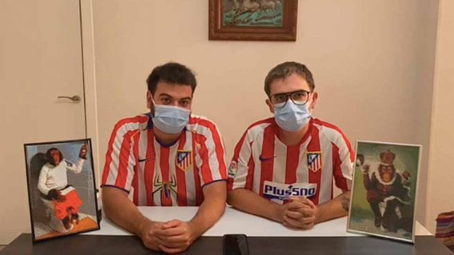 El gesto racista de unos youtubers del Atlético: con mascarilla y fotos de monos antes del derbi