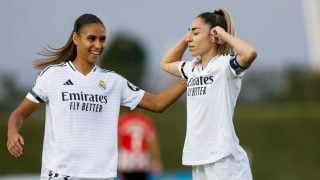 Mäelle Lakrar y Olga Carmona celebran un gol. (EFE)