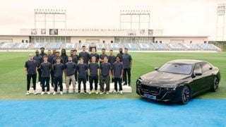 Los jugadores del Real Madrid en el día que reciben sus BMW.