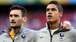 Hugo Lloris y Varane durante el himno de Francia en un partido de selecciones. (Getty)