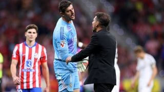 Simeone junto a Courtois en el derbi madrileño. (Getty)