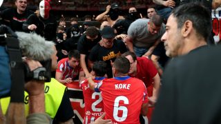 La imagen de la vergüenza: los capitanes del Atlético piden a los ultras que detengan el lanzamiento de objetos. (Getty)