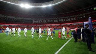 Jugadores de Real Madrid y Atlético saltan al campo. (Getty)