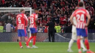 Simeone hablando con los ultras del Atlético. (Getty)