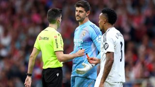 Busquets Ferrer dialogando con Courtois. (Getty)