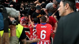 Los jugadores del Atlético hablando con el Frente. (Getty)