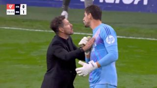 Diego Simeone y Courtois, durante el derbi. (DAZN)