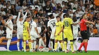 Los jugadores del Real Madrid piden asistencia para Carvajal. (Getty)