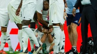 Dani Carvajal, en el suelo, llorando, tras sufrir una grave lesión de rodilla ante el Villarreal. (EFE)