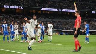 Muñiz Ruiz le saca amarilla a Vinicius en el Bernabéu. (Getty)