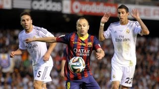 Iniesta contra Carvajal y Di María en a final de la Copa del Rey de 2014. (Getty)