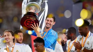 Courtois levanta la Copa del Rey en 2022. (Getty)