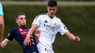 Chema de Andrés ante un futbolista del Yeclano. (Realmadrid.com)