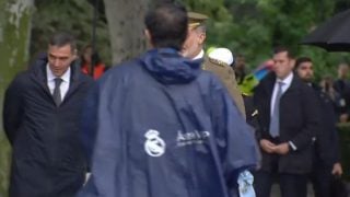 Un operario portaba un chubasquero del Real Madrid durante el desfile del 12 de octubre. (RTVE)