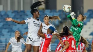 Feller y Lola Gallardo, en una acción del derbi. (EFE)