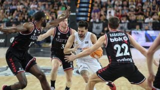 Facundo Campazzo, defendido por tres jugadores de Bilbao Basket en el partido de la Liga Endesa. (EFE)