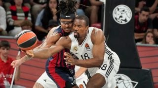 Chima Moneke y Serge Ibaka pelean por un balón durante el Baskonia-Real Madrid de Euroliga. (EFE)