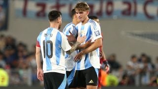 Messi y Nico Paz en un partido con Argentina. (Getty)