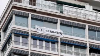 La pancarta en una de las casas cercanas al Bernabéu. (@Fanaticos_RMCF)