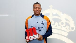 Kylian Mbappé con el trofeo a mejor jugador de septiembre.