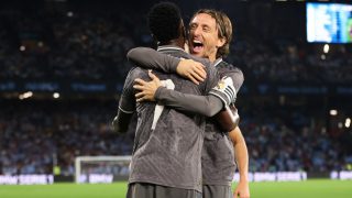 Modric celebra un gol con Vinicius. (Getty)